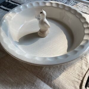 Le Creuset pie bird & pie dish.